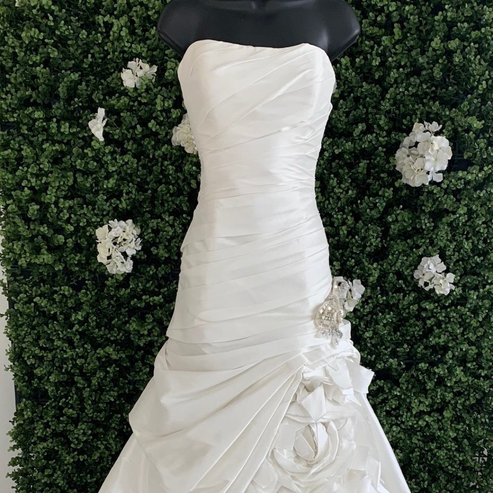 Enzoani Edinburgh Size 08 Detachable straps A-line